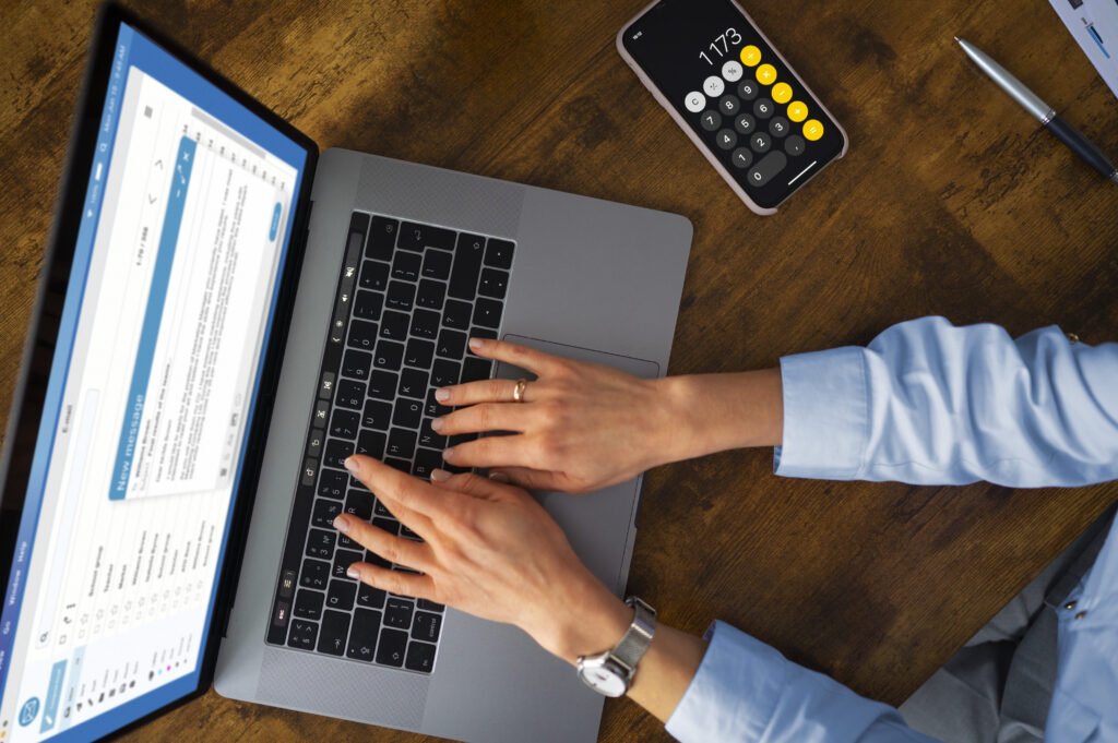 Autónoma gestionando facturas electrónicas con Kit Digital