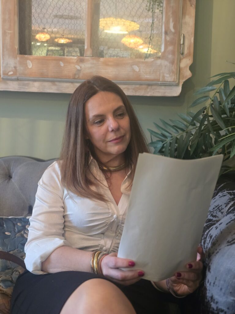 Mujer revisando contenidos en su portátil como parte de la revisión y validación de una propuesta de diseño web