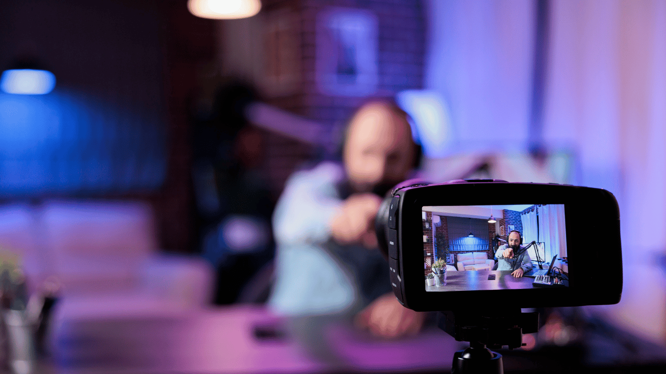 Hombre grabando con su móvil contenido profesional para redes sociales como parte de una estrategia digital visual