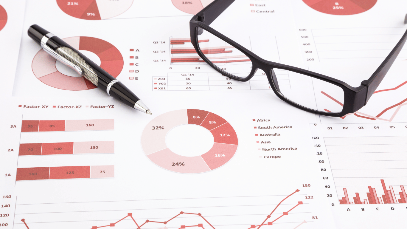 Documento con gráficos circulares y herramientas sobre la mesa para analizar resultados de marketing digital y conversión