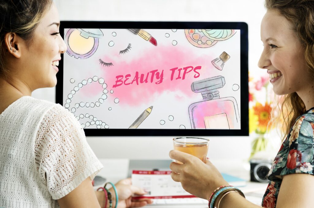 Pantalla con texto “Beauty Tips” y objetos de maquillaje, representando contenidos digitales para clínicas estéticas y marcas de belleza