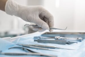 Dentista con guante preparando instrumental estéril