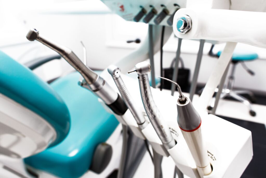 Instrumental odontológico en clínica dental moderna