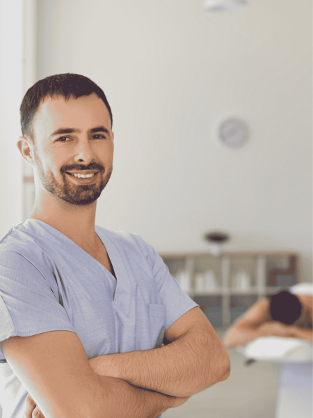 Fisioterapeuta con bata sonriendo, representando profesionales del sector salud que digitalizan sus servicios con una web eficaz