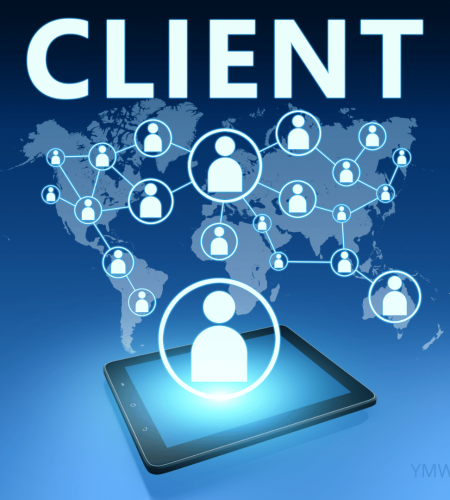 Icono de cliente conectado a una red digital desde una tablet, representando la captación de clientes mediante estrategias online