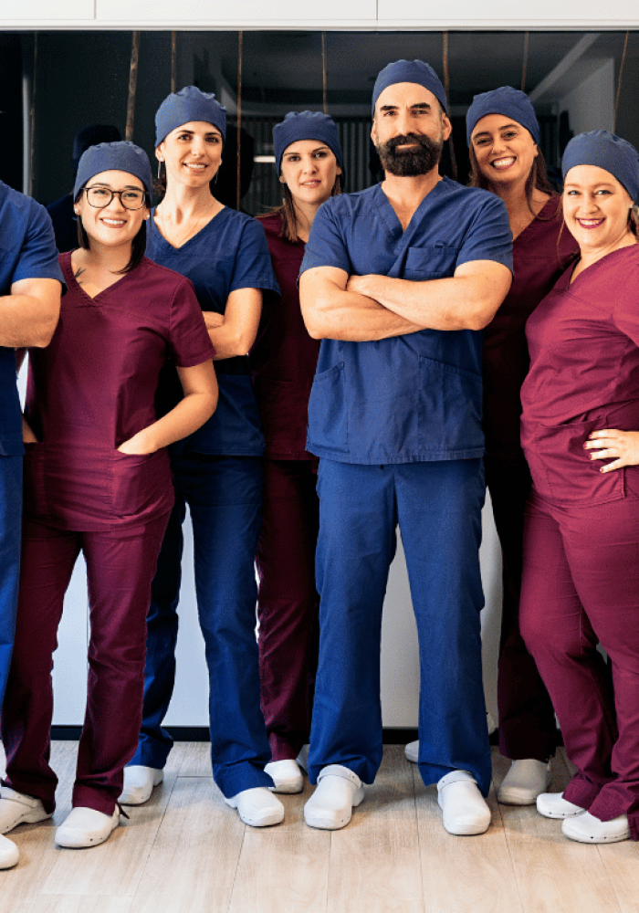 Foto de equipo dental con uniforme en clínica moderna representando profesionalidad, higiene y atención personalizada