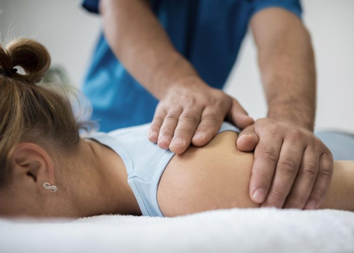 Terapia manual sobre espalda en tratamiento fisioterapéutico